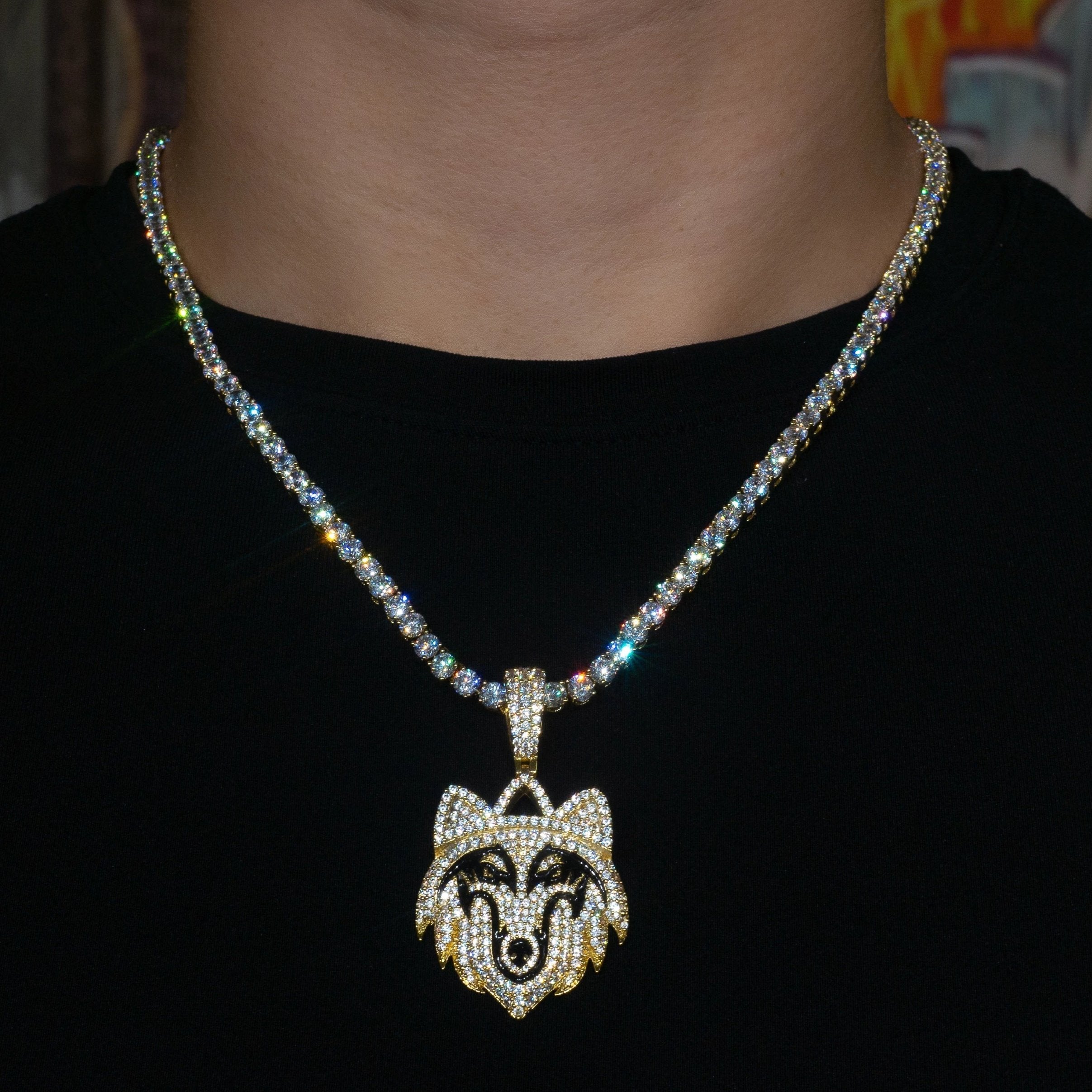 Wolf Pendant in Yellow Gold